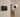 Cámara de seguridad WiFi instalada en hogar chileno junto a panel de control digital. Monitoreo inteligente para casa con sistema de alarma FeelSecure.