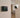 Cámara de seguridad WiFi instalada en hogar chileno junto a panel de control digital. Monitoreo inteligente para casa con sistema de alarma FeelSecure.